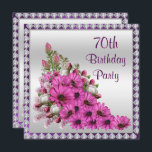 Härlig lila bukett & 70th födelsedag för diamanter inbjudningar<br><div class="desc">Inbjudan för födelsedagsfest för härlig personliganpassningsbar 70th för kvinnor och flickor. Bekläda av denna mall har en härlig bukett av purpurfärgade/lila rosa- och vitblommor som skrivs ut på en nätt silverlutningbakgrund med en älskvärd purpurfärgad bokehram och en bedöva bling, gränsen för ramen för rhinestonejuveldiamanten. Det omvänt har den samma bakgrundsdesignen...</div>