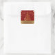 Härlig metallisk guld- julgran på röd mörk - fyrkantigt klistermärke (Bag)