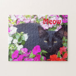 Härlig svart katt med gröntögon i blommor pussel