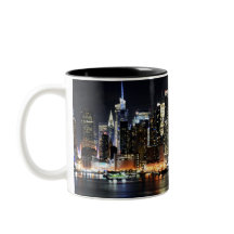Härligt New York nattljus som reflekterar floden