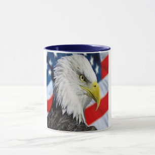 Härligt örnhuvud och en amerikanska flaggan 1 mugg