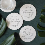 HARLOW Modern Bröllop Kärlek är ogiftigt Underlägg Papper Rund<br><div class="desc">Harlow Collection - en perfekt blandning av ren sofistikering och modernt luft. Det är designat med ett modernt skript som exuderar stil och elegans. Varje produkt i samlingen är genomtänkt utformad för att visa ett utseende som är både tidlöst och trendlöst.</div>