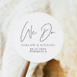 HARLOW Modern minimal, vi gör Bröllop Runt Klistermärke<br><div class="desc">Harlow Bröllop Collection har ett edgy modernt typsnitt och en enkel minimalistisk utformning. Perfekt för ditt enkla,  tidslösa par.</div>