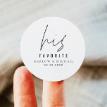 HARLOW Modern minimalist Bröllop: hans favoriter Runt Klistermärke<br><div class="desc">Harlow Bröllop Collection har ett edgy modernt typsnitt och en enkel minimalistisk utformning. Perfekt för ditt enkla,  tidslösa par.</div>