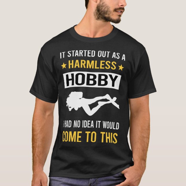 Harmless Hobby Dyka Diver T Shirt (Framsida)