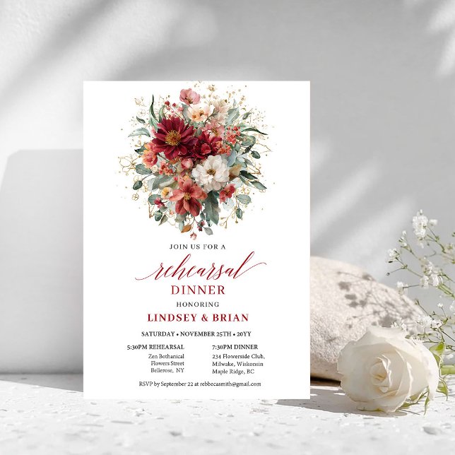 Harmoniska Maroon Blommiga Övningsmiddagsinbjudnin Inbjudningar (Harmonious Maroon Floral Rehearsal Dinner Invitation

)