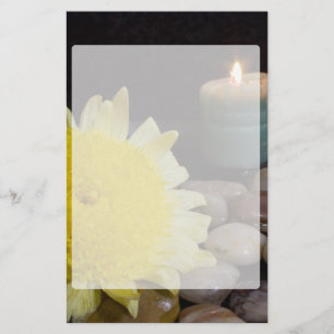 Harmonistearinljus och gul blomma brevpapper