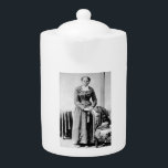 Harriet Tubman Conductor Underground Railroad<br><div class="desc">Harriet Tubman, en före detta slav själv, blev en legendarisk ledare på Underground Railroad. Efter att ha flytt till frihet 1849 återvände hon modigt söderut minst 19 gånger under det kommande decenniet. Tubman styrde förslavade människor genom ett nätverk av säkra hus och hemliga vägar på sin farliga resa norrut mot...</div>