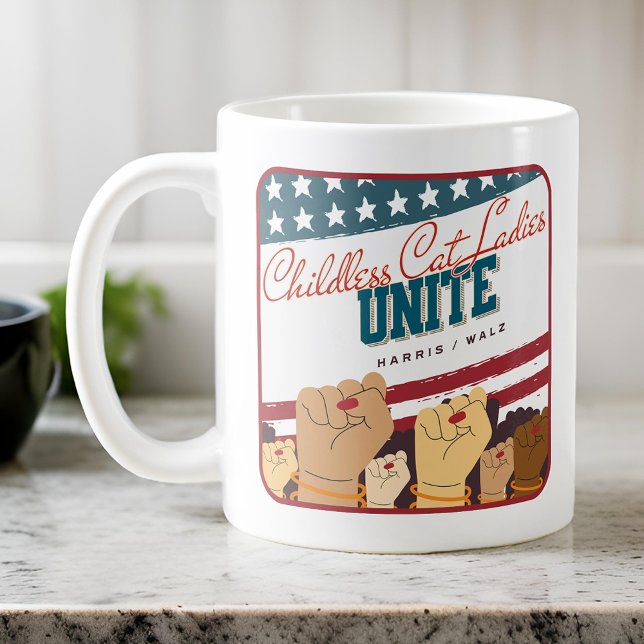 Harris Walz Chilless Cat Dam Unite Fists Kaffemugg (Harris Walz Childless Cat Ladies Unite Fists Coffee Mug)