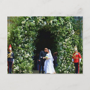 Harry Meghan bröllopsdag kiss chapel entrance Vykort