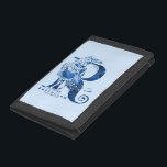 Harry Potter | Aguamenti RAVENCLAW™-grafik<br><div class="desc">Kolla in den här Ravenclaw-grafiken som är baserad på Aguamenti vatten-skapar trollformel. Det här är en blå korv framför ett stort brev "R" med namn "Ravenclaw" skriven nedan.</div>