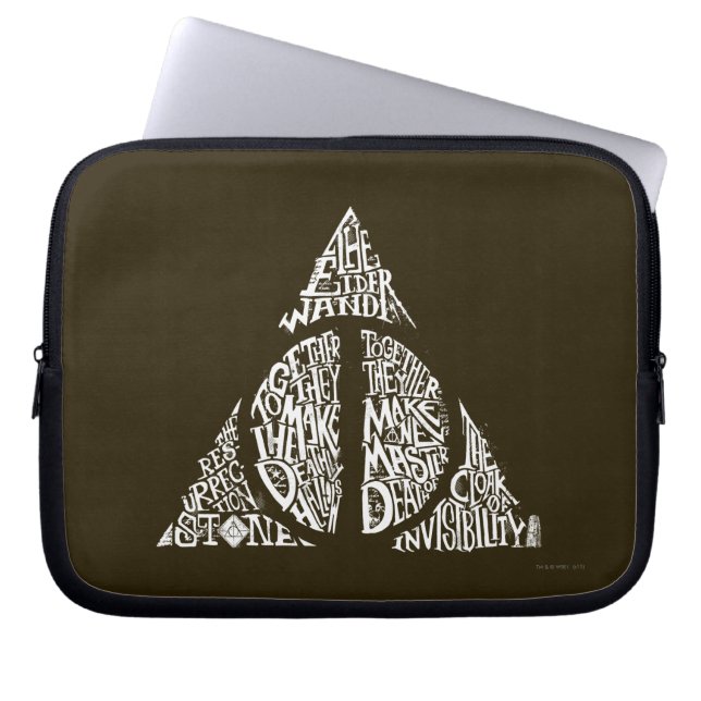 Harry Potter Besvärjelse | DEATHLY HALLOWS Typogra Laptop Sleeve (Framsidan)