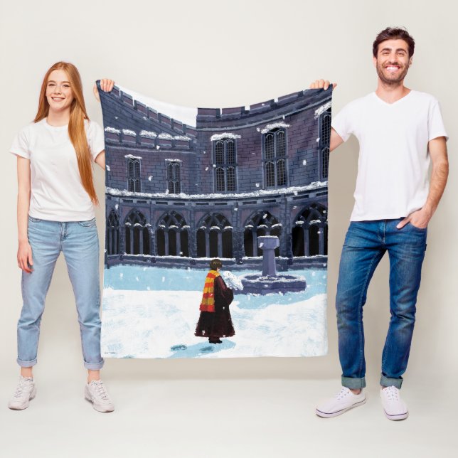 HARRY POTTER™ & Hedwig i HOGWARTS™ innergård Fleecefilt (På plats)