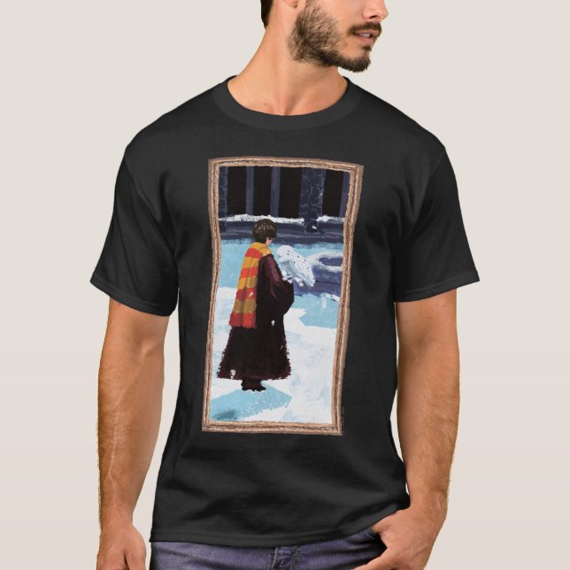 HARRY POTTER™ & Hedwig in HOGWARTS™ Courtyard T Shirt (Framsida)