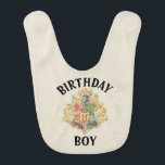 Harry Potter | Hogwarts Crest Birthday Boy Hakklapp<br><div class="desc">Fira din lilla magiska födelsedag med den här charmerande Harry Potter-Temed babybib. Med den ikoniska Hogwarts-vapenskölden och Wizarding World-inspirerade detaljer är det perfektens tillbehör att göra den speciella dagen mer magisk och elegant. Ett trevligt val för alla unga fläkt i Hogwarts.</div>