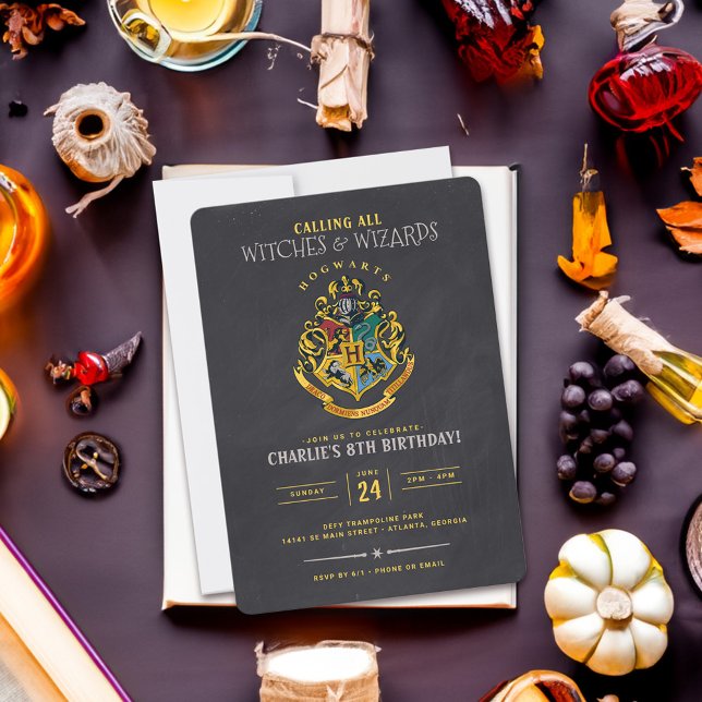 Harry Potter Hogwarts Crest Chalkboard Birthday Inbjudningar (Card on table)