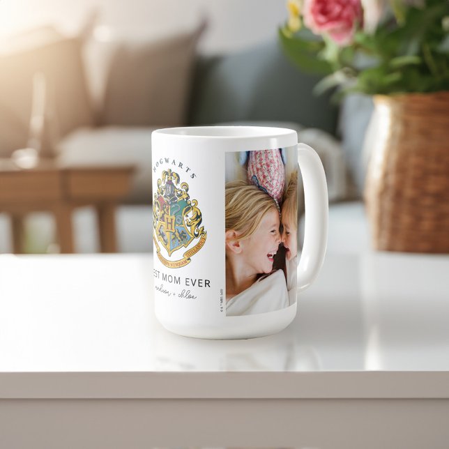 Harry Potter | Hogwarts vapen - Bästa mamma någons Kaffemugg (Mug on table)