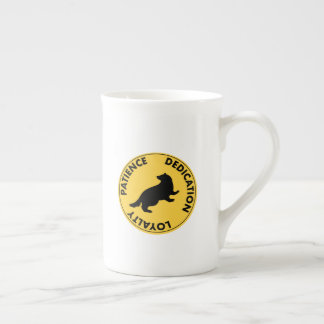 Harry Potter | HUFFLEPUFF™ Husegenskaper Grafik Benporslin Mugg