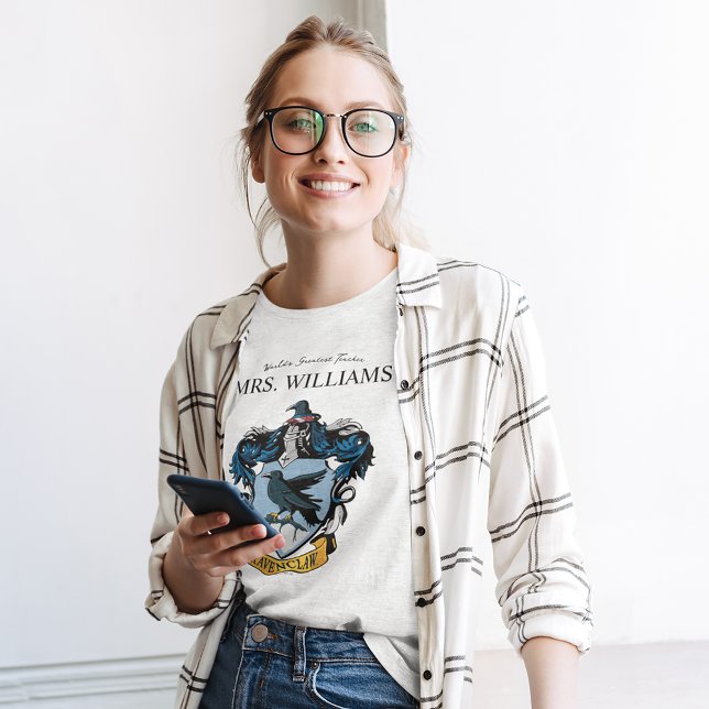Harry Potter | Ravenclaw Teacher Personlig T Shirt (Person wearing T-Shirt)