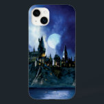 Harry Potter Slott | Hogwarts på natten<br><div class="desc">Hogwarts slott upplyst av månsken på en magisk kväll. Den här Harry Potter-skolan för trolldom och magi är den perfekta designen för att verkligen sticka ut som en Potterhead. En målning med en vintage look av månskenet, himlen och slottet på en kulle. Den här magiska trollkarlsskolan är där många underbara...</div>