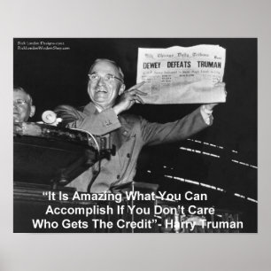 Harry Truman Holding Newspaper "Dewey Kärlek Truma Poster