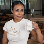 Hårsalonpersonalens personlig vit och guld t shirt<br><div class="desc">Trendigets moderna glamorösa elegant salon och hårfrisör anställde namn t-shirt med trendig chic typografi i vitt (utbytbar t-shirt färg) och faux metallisk koppar guld med sax och lite hjärta.             Lämpligt för hårsalon,  skönhetsstudio,  hårfrisör,  hårstylist för professionell. perfekten för en sofistikerad professionell av snyggten med elegant            </div>