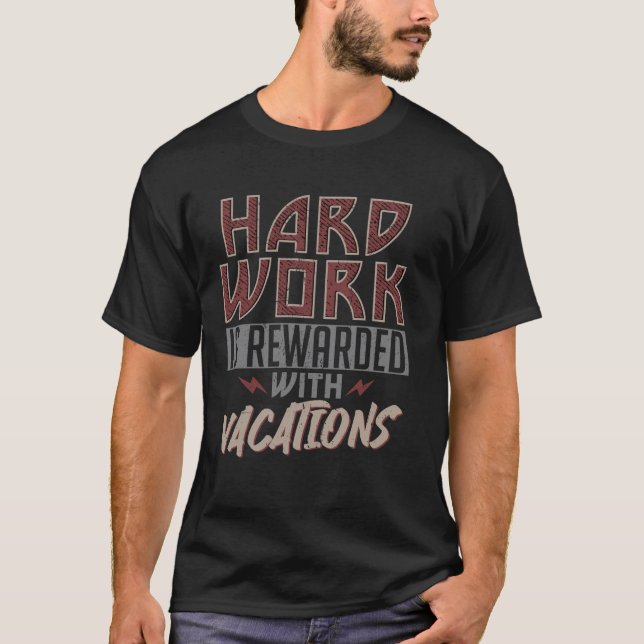 Hårt Arbete Belönas Med Semester Motivation  T Shirt (Framsida)