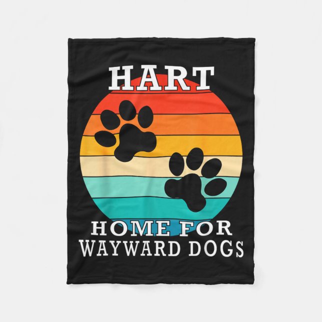 Hart Home For Wayward Dogs Family Name  Fleecefilt (Framsidan)