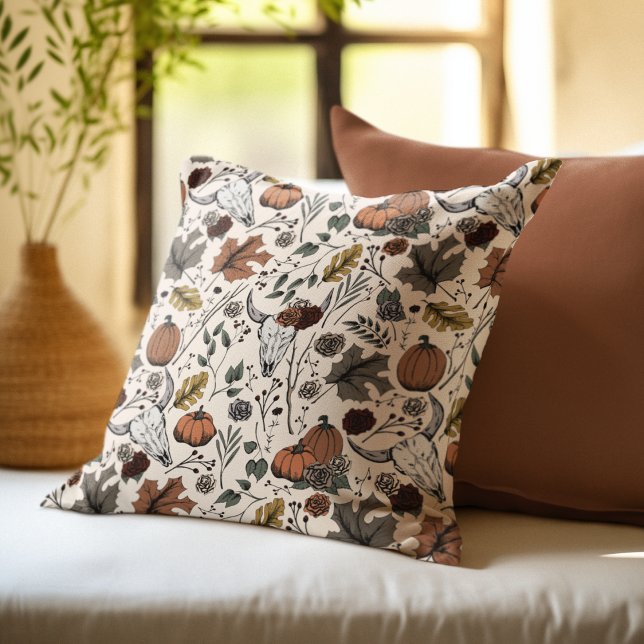 Harvest and Horns Cow Skull Cream Kudde (Elegant Hand-Drawn Fall "Harvest and Horns" Pillow. Cow Skulls, Roses, Pumpkins & Autumn Leaves.)