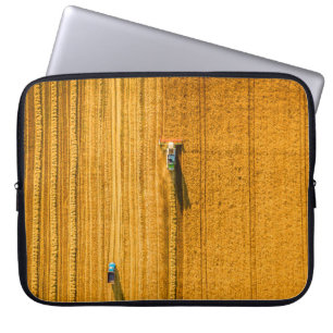 Harvester maskin arbetar i fält. Kombinationshandd Laptop Fodral