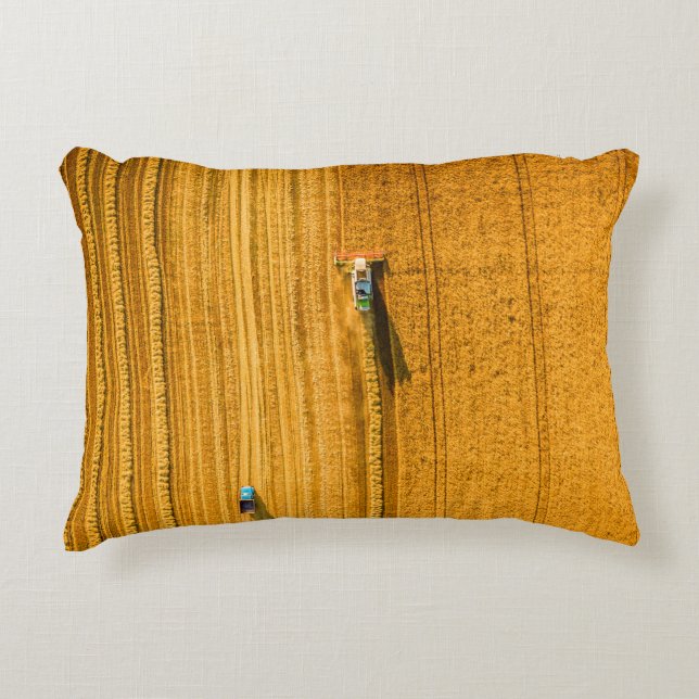 Harvester maskin arbetar i fält. Kombinationshands Prydnadskudde (Framsidan)