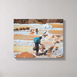 Harvesting Salt i Maras, Peru Canvastryck