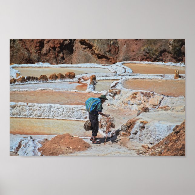 Harvesting Salt i Maras, Peru Poster (Framsidan)
