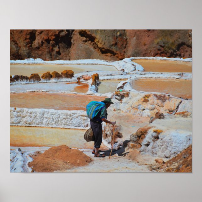 Harvesting Salt i Maras, Peru Poster (Framsidan)