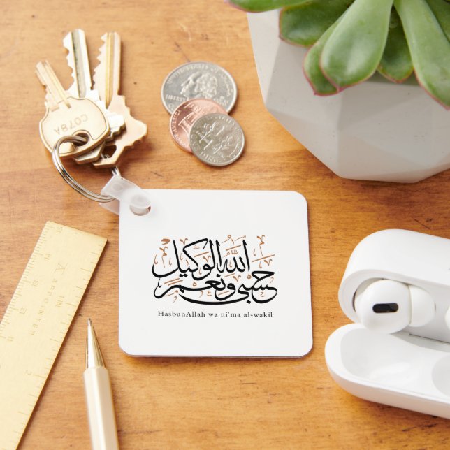 HasbunAllah wa Ni‘ma Al-Wakil – Arabic Thuluth Nyckelring (Skrivbord)