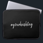Hashtag | Modern Trendig Black Laptop Fodral<br><div class="desc">En enkel, skräddarsydd hashtaggsdesign för anpassningsbarna som lätt kan vara personlig med din favorithash som används i dina Twitter-, Instagram-, Facebook-, Pinterest- eller andra social-mediekonton. Få din egen #hashtag att bli virrig med den här anpassad design! #YourHashtag i det moderna minimalistiska redot för handskriven typografi för anpassningsbarnas märkre med trendämnen...</div>