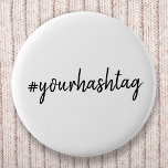Hashtagg # | Modern Social-media med minimal skrip Knapp<br><div class="desc">En enkel, skräddarsydd hashtaggsdesign för anpassningsbarna som lätt kan vara personlig med din favorithash som används i dina Twitter-, Instagram-, Facebook-, Pinterest- eller andra social-mediekonton. Få din egen #hashtag att bli virrig med den här anpassad design! #Ditt Hashtag i det moderna minimalistiska redot för handskriven typografi av skript för anpassningsbarnas...</div>