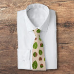 Hasselnötter Mönster Slips<br><div class="desc">En mans slips med en mönster av hasselnötter och dess grönt lämnar på en ljusbrun bakgrund. En underbar gåva till älskare i nöt, en vegan osv.</div>