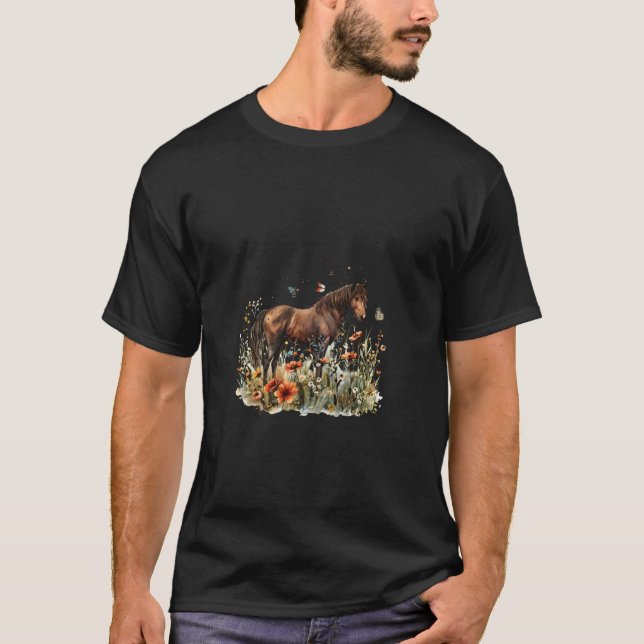 Häst i blomsteräng med fjärilar t shirt (Framsida)