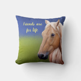 Häst i en lustig grönt fält på en sommardag kudde