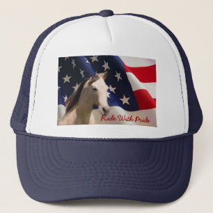 Häst med amerikanska flagganhatten truckerkeps