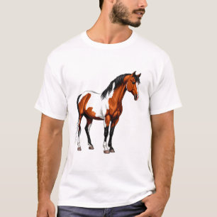 Häst med färgglad man och svans står i grön fält t shirt