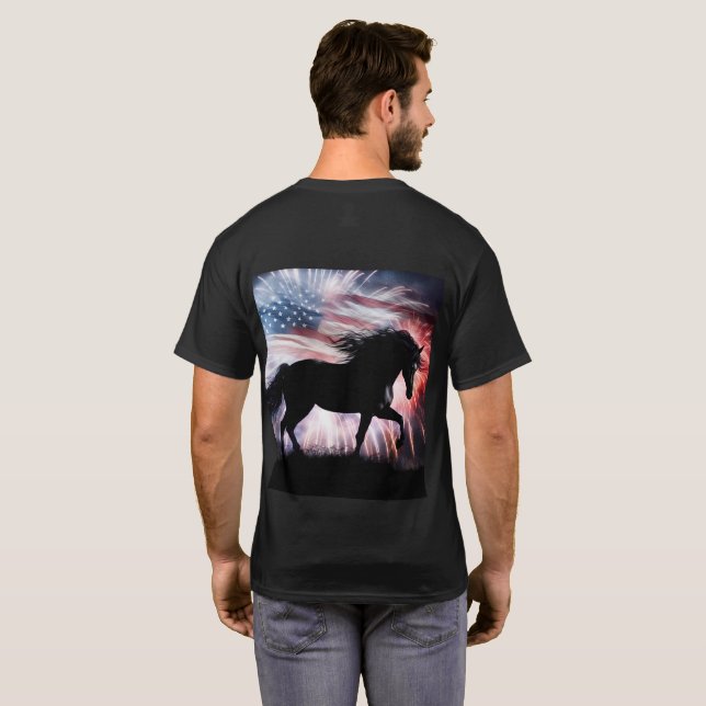 Häst och amerikansk Flagga med Fireworks T Shirt (Hel baksida)