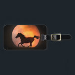 Häst- och Måne-bagagetag Bagagebricka<br><div class="desc">Det här är ett vackert bagagemärke som kommer att klara sig! Det är en häst som springer mot ett stort fullt måne. Du kan anpassa baksidan med din personliga information eller göra den till en underbar anpassningsbar för hästälskaren.</div>