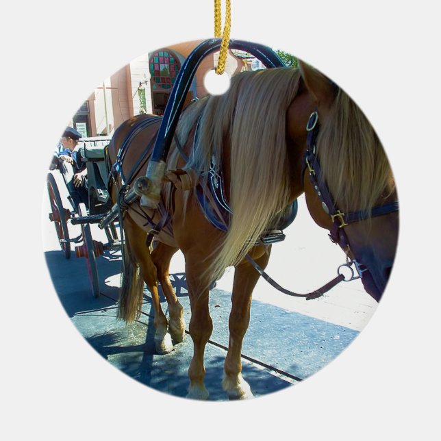 Häst och transport som väntar på kunder julgransprydnad keramik (Framsidan)