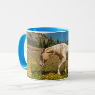 Häst på gräs i en alpängsskugga under sommaren mugg