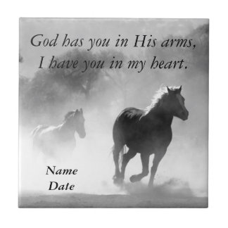 Häst som är snabbt växande ut ur misten kakelplatta