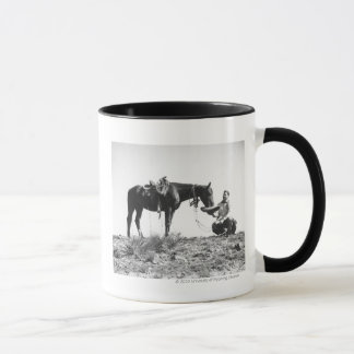 Häst som äter från cowboys hatt mugg