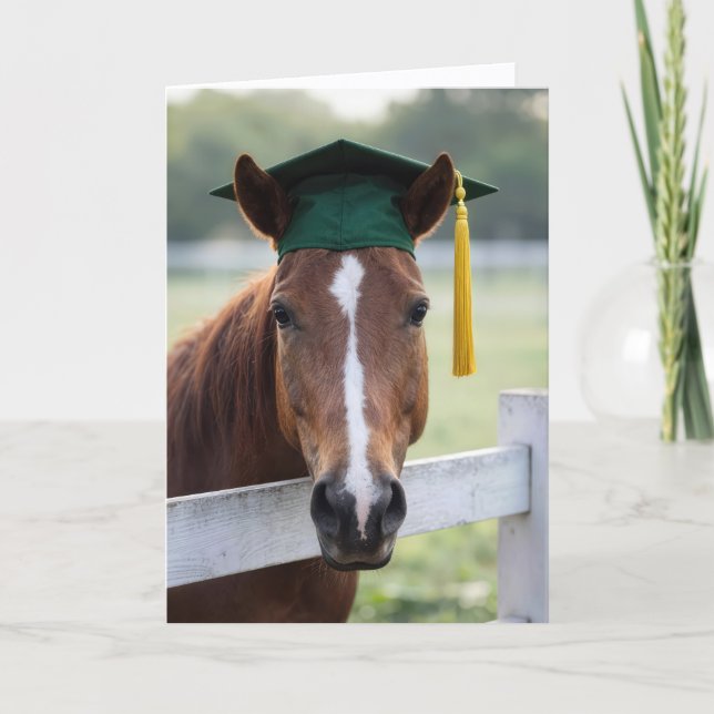 Häst som bär en grön examensmössa kort (Framsida)