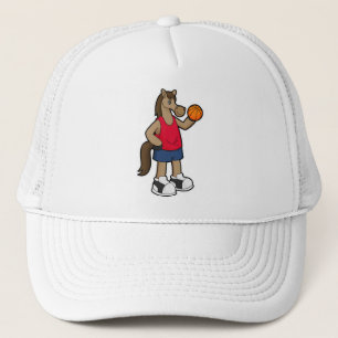 Häst som basketspelare med basketboll keps